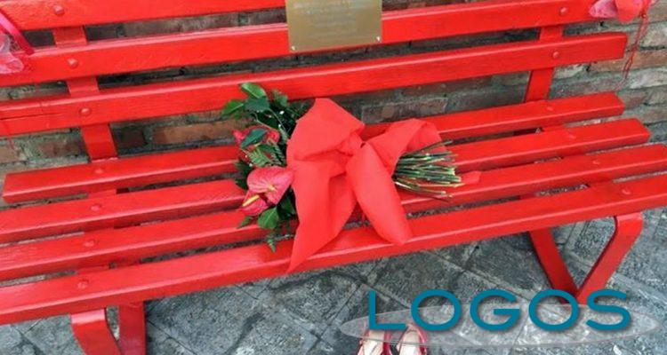 Panchina Rossa Contro Le Violenze Logos News